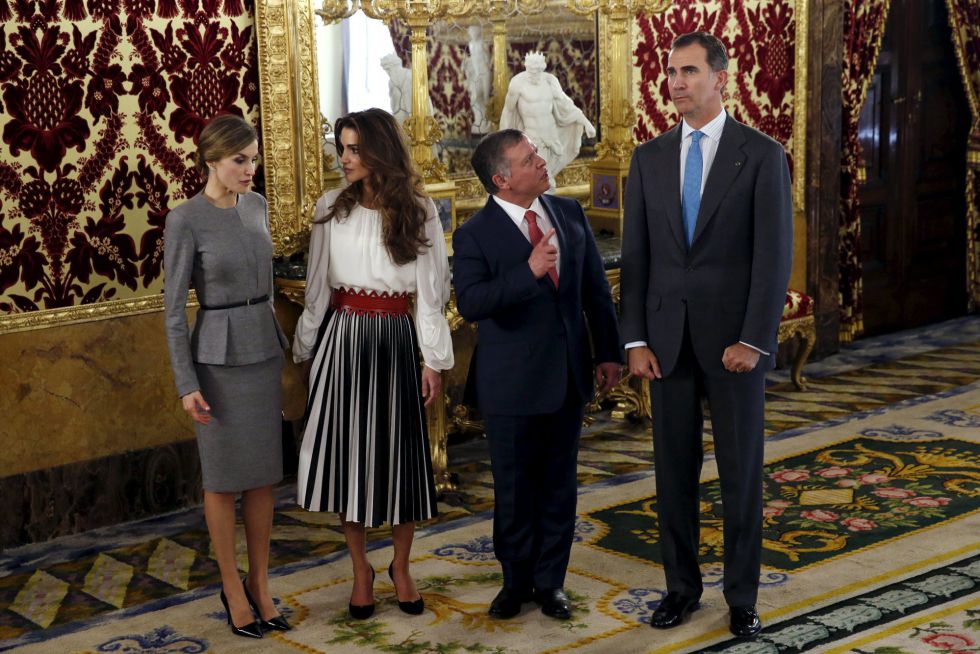 Los Reyes de españa y los de Jordania posan en el Palacio Real antes del almuerzo.