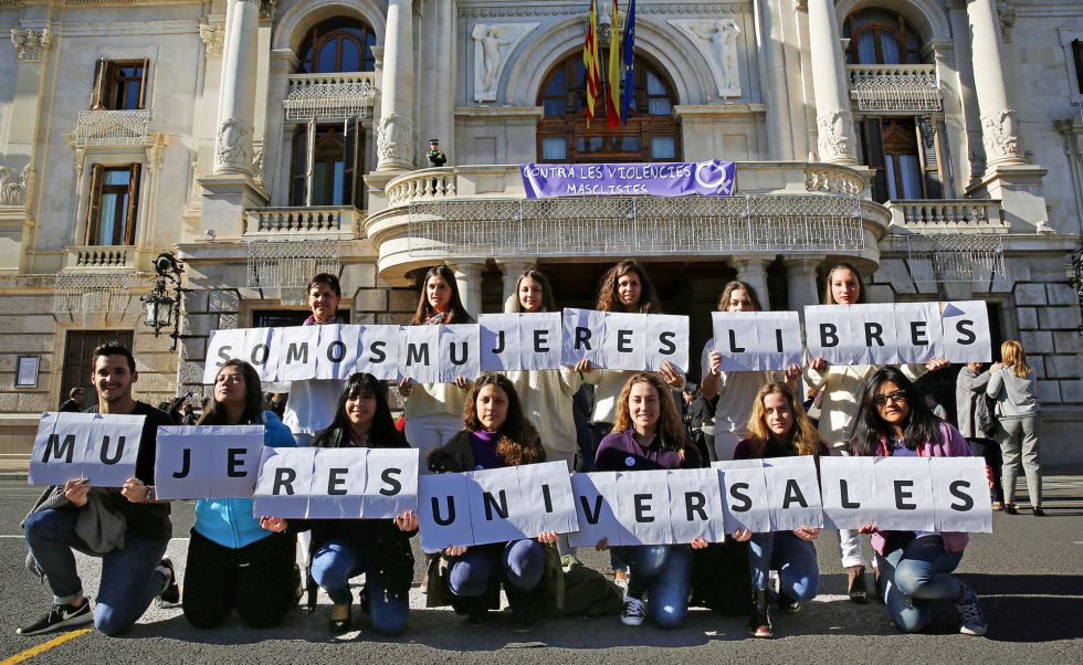 Un grupo de mujeres y hombres conmemora en Valencia, junto a instituciones públicas y entidades feministas el Dia Internacional contra la violencia machista, que este año ha causado la muerte de nueve mujeres en la Comunidad Valenciana.