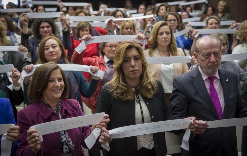 La presidenta de la Junta de Andalucía, Susana Díaz (c), junto a la consejera de Igualdad, María José Sánchez Rubio (i), y el presidente de la Diputación sevillana, Fernando Rodríguez Villalobos (d), muestran las vendas con los deseos escritos en ellas durante la presentación hoy en Sevilla de la campaña institucional de la Junta con motivo del Día Internacional de la Eliminación de la Violencia contra la Mujer.