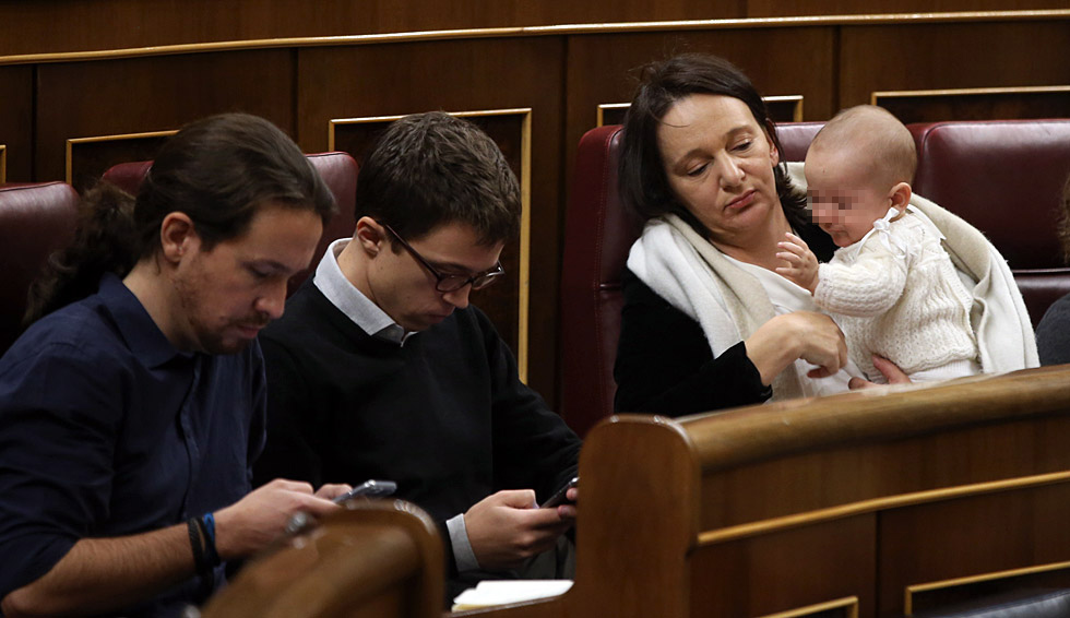 Iglesias, Errejón y Carolina Bescansa con su bebe en el Congreso