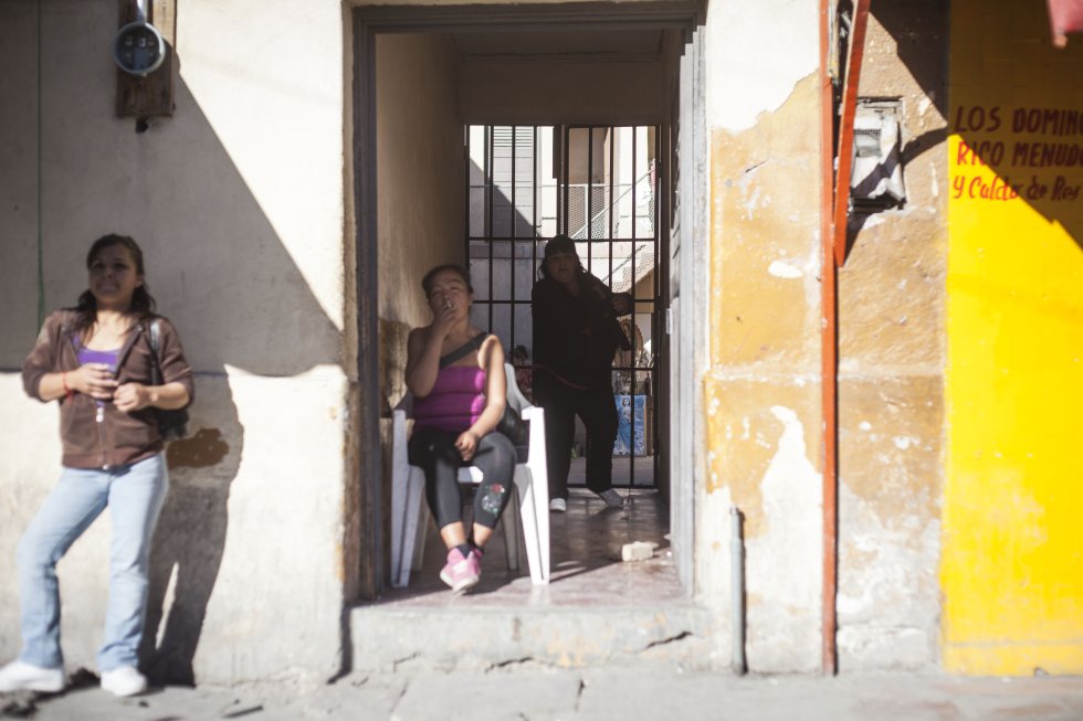 esperan clientes a las puertas de la casa de una pension en la calle Mina d...