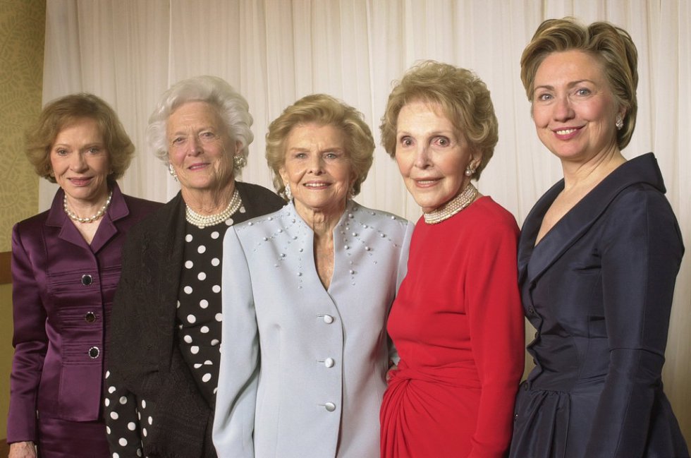 17 de enero de 2003. Foto de grupo de las 5 ex-primeras damas norteamericanas, durante la Gala del 20 aniversario de la fundación del Centro Betty Ford, en Indian Wells (California). De izquierda a derecha, Rosalynn Carter, Barbara Bush, Betty Ford, Nancy Reagan y Hillary Clinton. Nancy Reagan fue la mujer del cuadragésimo presidente de EE UU, una de las primeras damas más populares. Junto a Ronald Reagan tuvo dos hijos, Patti y Ron.