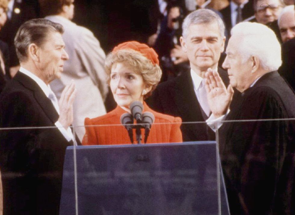 20 de enero de 1981. El presidente Ronald Reagan jura su cargo como presidente de Estados Unidos ante el presidente del Tribunal Supremo, Warren Burger, Nancy Reagan y el senador Mark O Hatfield. Nancy Reagan trabajó en algunas películas sin mucho éxito antes de conocer a quien sería su marido, el también actor Ronald Reagan, con quien se casó en 1952. Ambos ocuparon la Casa Blanca durante dos mandatos, entre 1981 y 1989.