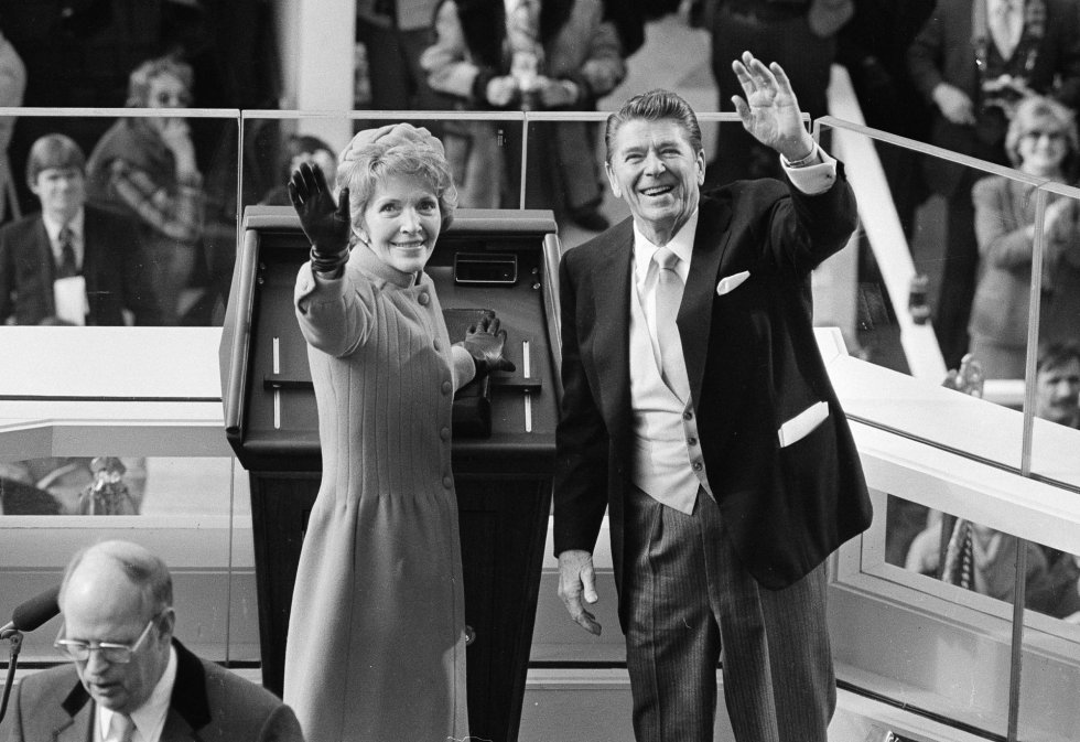 El presidente Ronald Reagan y Nancy Reagan saludan después de la toma de posesión en el Capitolio.