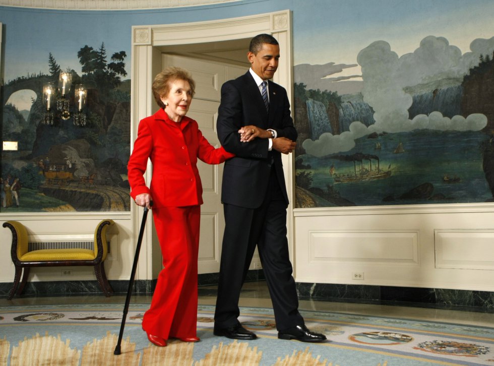 2 de junio de 2009. El presidente Barack Obama acompaña a Nancy Reagan durante el acto de la firma de la Comisión del Centenario de Ronald Reagan en la Casa Blanca.