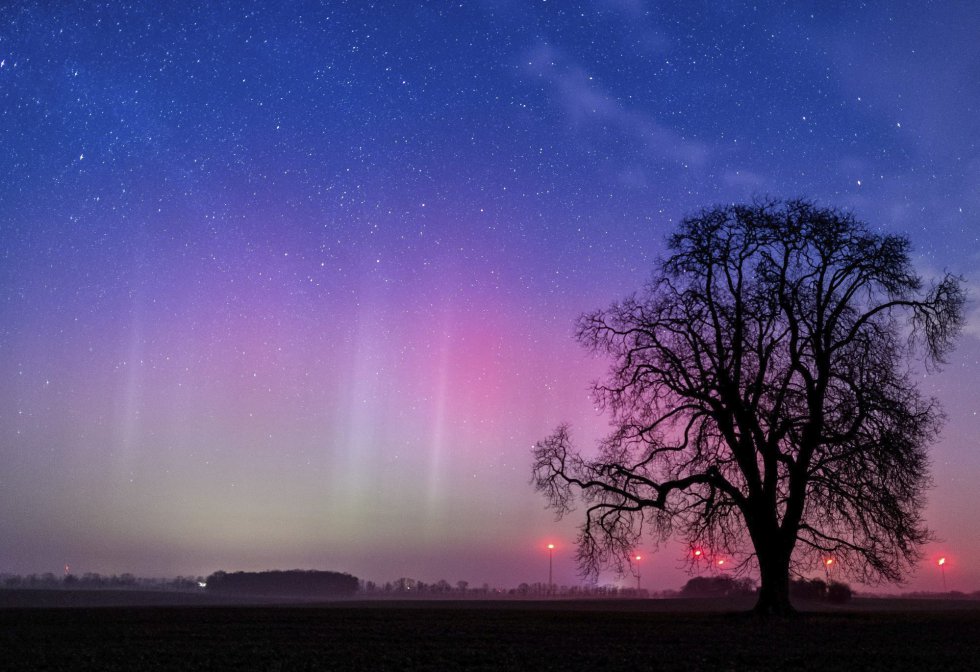 Auroras boreais vermelhas iluminam os céus da Europa e da América; veja  imagens