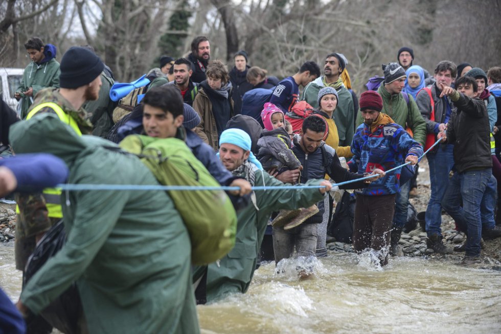 La huida por el río de los refugiados