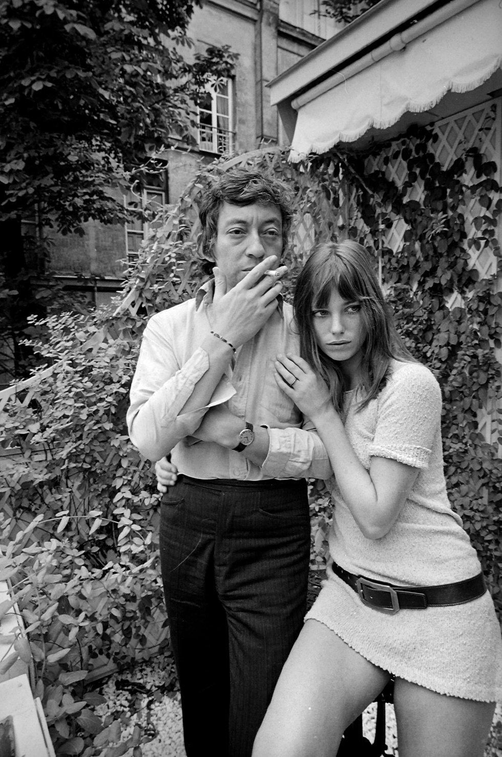 París, 1969. Un mini vestido decorado con un cinturón de cuero es más que suficiente para elevar a la categoría de icono este atuendo. Como apoyo, Gainsbourg haciendo dos de las cosas que más le gustaban: presumir de novia y fumar.