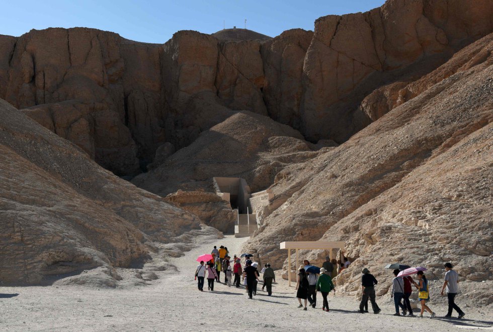 Esta exploraciÃ³n de radar es el Ãºltimo paso en un proceso de exploraciÃ³n que ha comenzado el septiembre pasado. En la imagen, un grupo de turistas en las cercanÃ­as de la tumba del rey TutankamÃ³n en el Valle de los Reyes.