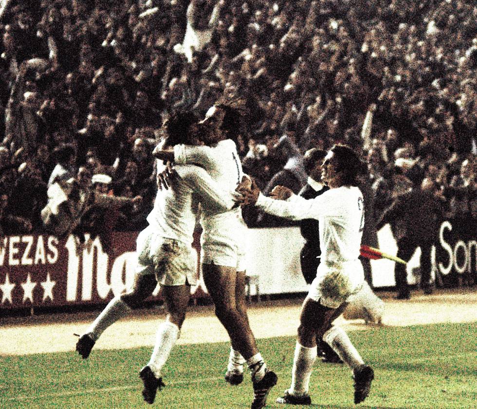 REAL MADRID 5; DERBY COUNTY, 1 (1975). El 5 de noviembre de 1975 tuvo lugar la primera gran remontada de la época moderna del Real Madrid. Se jugaban los octavos de final de la Copa de Europa y el rival de los blancos era el Derby County británico. El partido de ida se saldó con un contundente 4-1 para los ingleses. Aunque el gol de Pirri en la ida daba algo de esperanza a los blancos de cara a la vuelta, la remontada se antojaba épica, más todavía cuando acabó la primera parte con un pobre 1-0 que no servía para mucho al equipo entrenado por Miljan Miljanić. En la segunda parte, los blancos consiguieron ponerse 3-0 pero el Derby consiguió recortar distancias y ponerse por delante en la eliminatoria. De nuevo Pirri consiguió marcar y colocar el 4-1 que mandaba el choque a la prórroga. Ya en el tiempo extra Santillana consiguió el definitivo 5-1 y la clasificación para cuartos de final del Real Madrid.