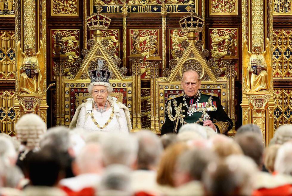 La reina Isabel II y el prÃ­ncipe Felipe, retratados antes del discurso de la reina durante la ceremonia de apertura del Parlamento, en Londres. El acto da inicio formal al aÃ±o perlamentario y el discurso de la monarca marca la agenda para la siguiente sesiÃ³n.