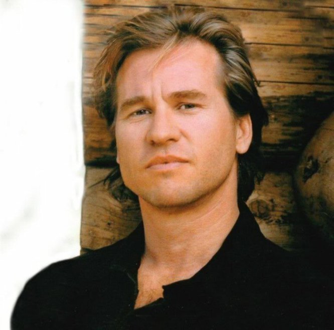 Val Kilmer comenzó a ser reconocido a los 27 años por su papel en 'Top gun', allí daba vida a Iceman, el antagonista de Tom Cruise en la película. Desde entonces ha participado en más de medio centenar de filmes, ha grabado documentales y escrito poesía.