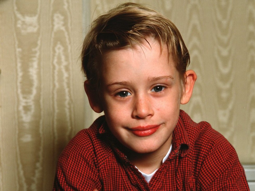 Macauley Culkin es el travieso niño que, olvidado por su familia, hace frente a dos ladrones en 'Solo en casa'. Era 1990 cuando posaba así de dulce para las cámaras. Al año siguiente interpretaría su segunda película más conocida: 'Mi chica'.