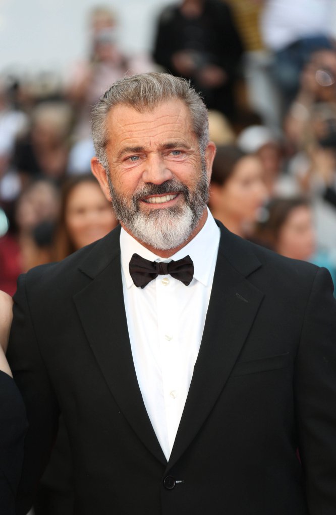 Aunque Mel Gibson ha mantenido una imagen más o menos estable y reconocible a lo largo de toda su carrera, a sus 60 años, las canas y sus prominentes arrugas le han dado un aspecto más envejecido.