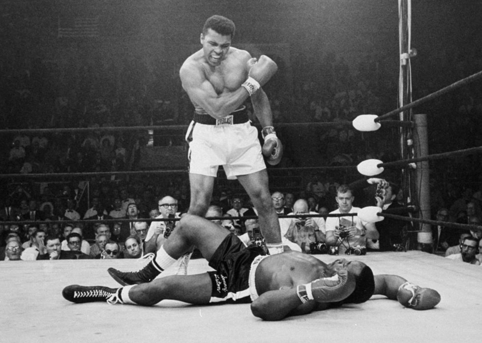 El 25 de mayo de 1965 el campeón Muhammad Ali, en ese momento conocido como Cassius Clay, se para frente al derrotado Sonny Liston.