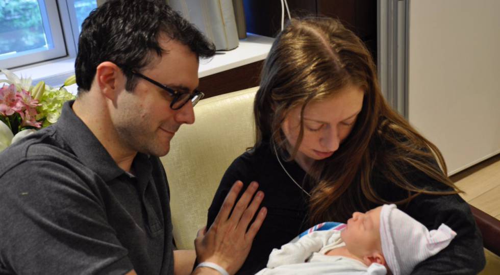 Primeras Imagenes Del Hijo De Chelsea Clinton Estilo El Pais