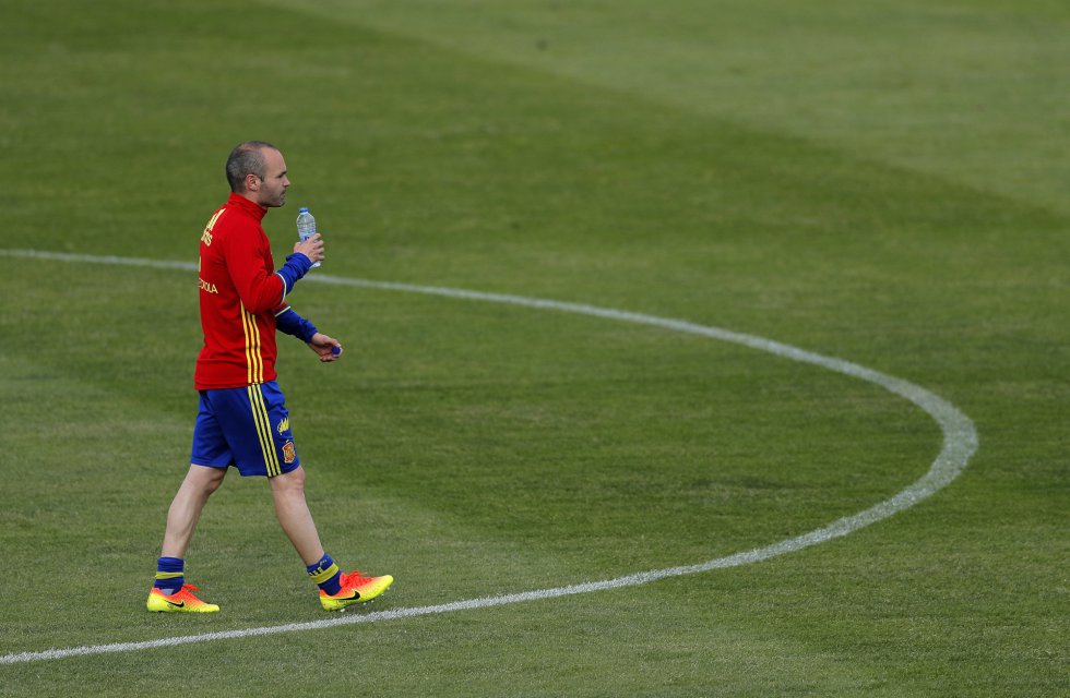Iniesta Rodeado Fotos: Eurocopa 2016: Las caras de Iniesta | Deportes | EL PAÍS
