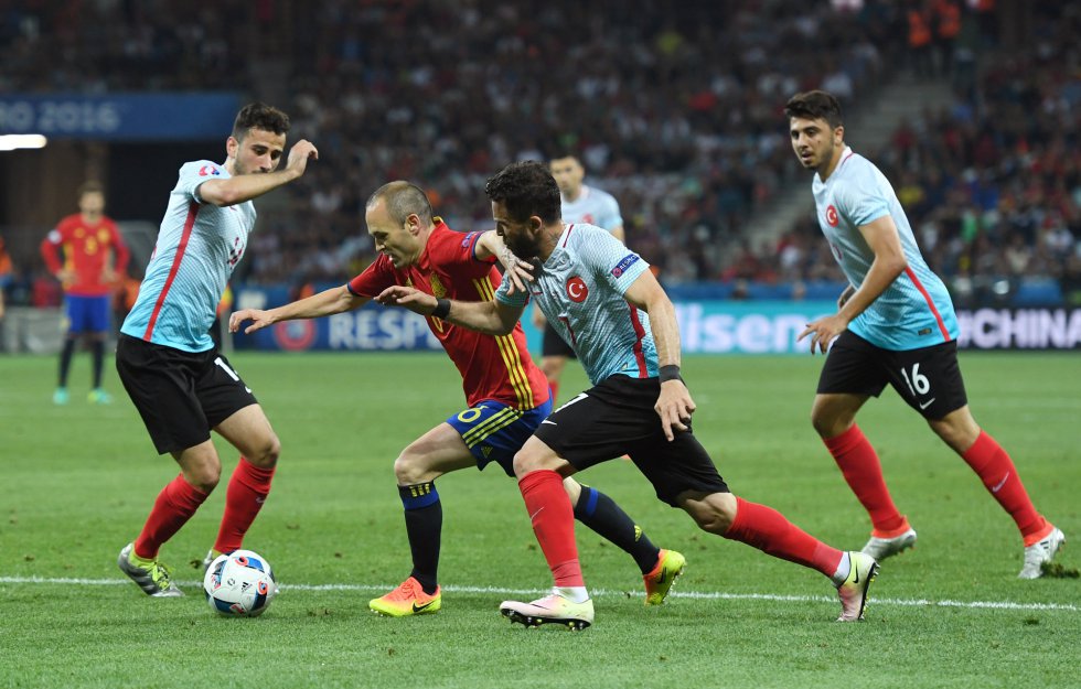 Iniesta Rodeado Fotos: Eurocopa 2016: Las caras de Iniesta | Deportes | EL PAÍS