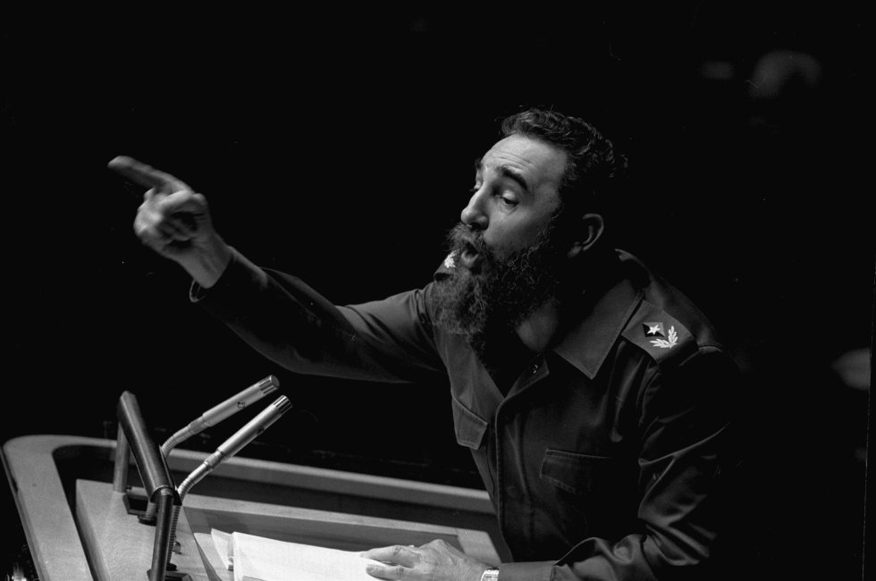 Castro apunta con el dedo a la audiencia durante un discurso en la Asamblea General de la ONU, en 1979. Castro nacionalizó la economía cubana y controló cada aspecto de la vida de la isla durante más de medio siglo.