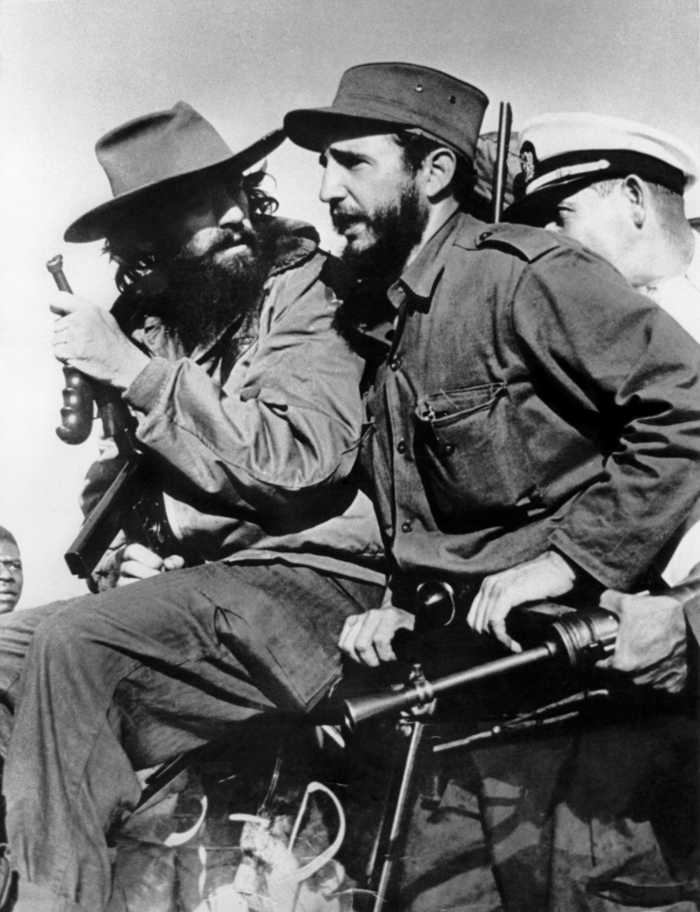 Fidel Castro en sus tiempos de líder rebelde junto a Camilo Cienfuegos (izquierda), entrando en La Habana después de la victoria sobre las tropas del dictador cubano Fulgencio Batista.