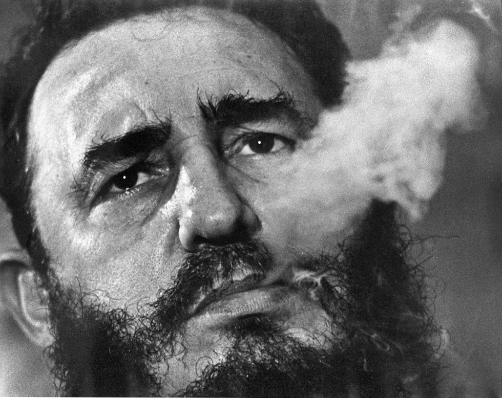 Es esta fotografía de 1985 el presidente de Cuba exhala el humo de su puro durante una entrevista en el palacio presidencial de La Habana.