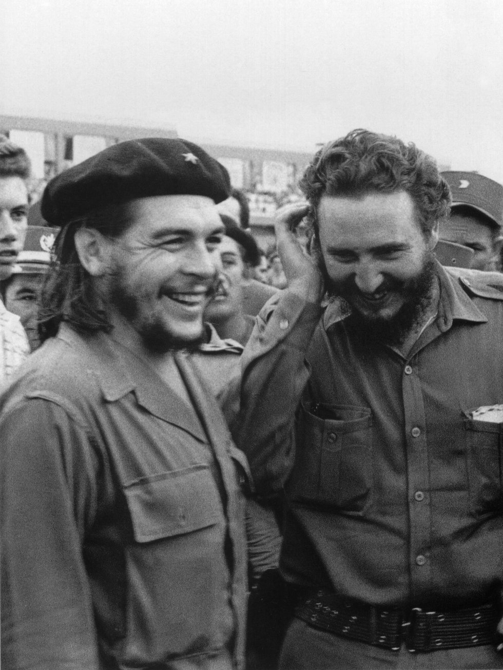 Castro con el guerrillero argentino Ernesto "Che" Guevara en 1960, un año después del triunfo de la Revolución.