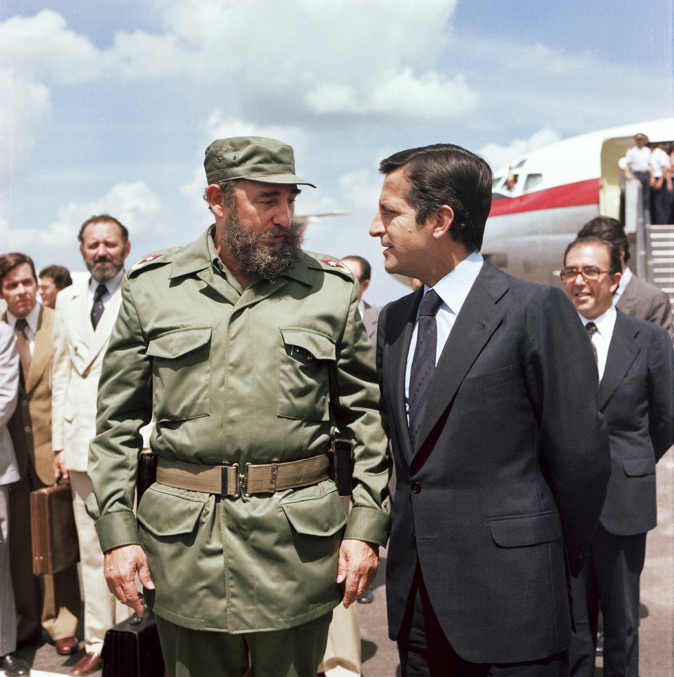 Fidel Castro recibe a Adolfo Suárez en el aeropuerto de La Habana en el inicio del viaje del presidente español a Cuba, en 1978.
