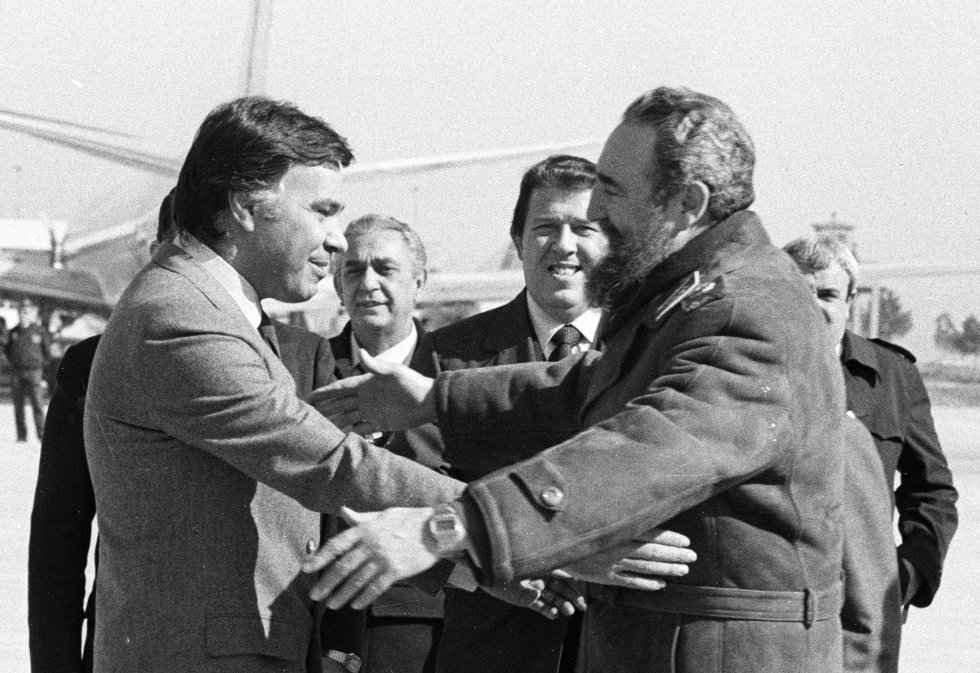 El presidente español, Felipe González (izq.), saluda a Fidel Castro, en el aeropuerto de Barajas en 1984, durante una escala técnica del avión del líder cubano, que pisaba una capital europea por primera vez desde el triunfo de la revolución.