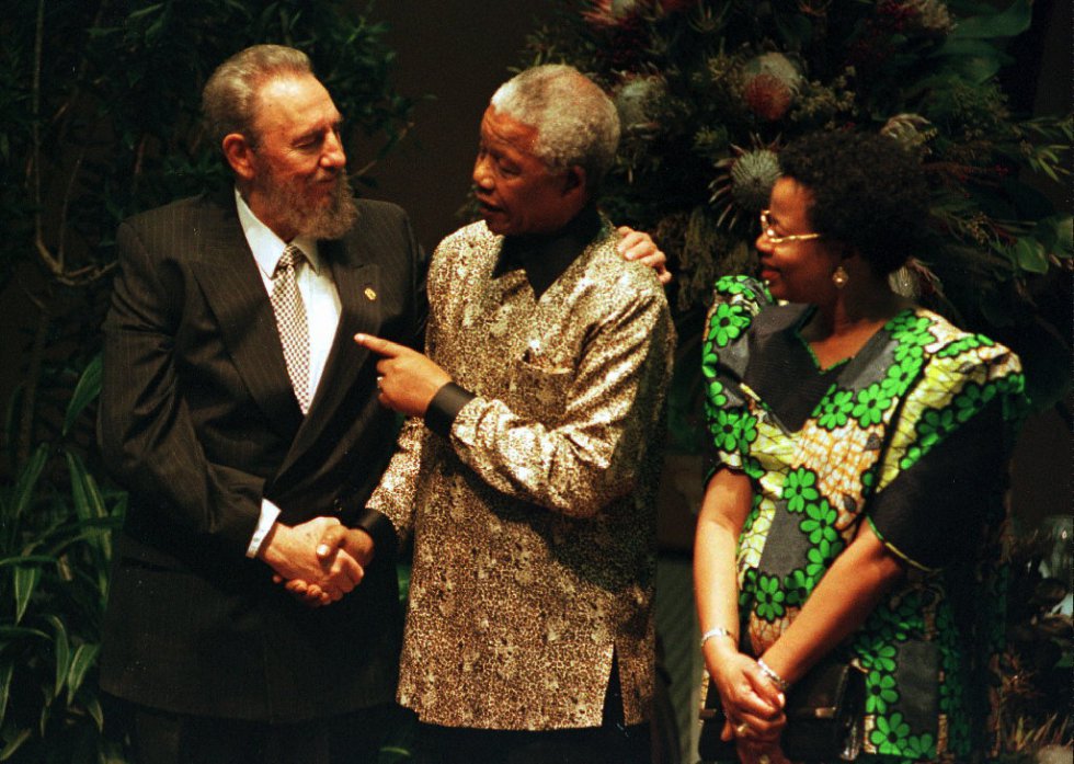 El presidente de Sudáfrica, Nelson Mandela (centro), estrecha la mano de su homólogo cubano, Fidel Castro, durante la Cumbre del Movimiento de Países no Alineados, en Durban en 1998.
