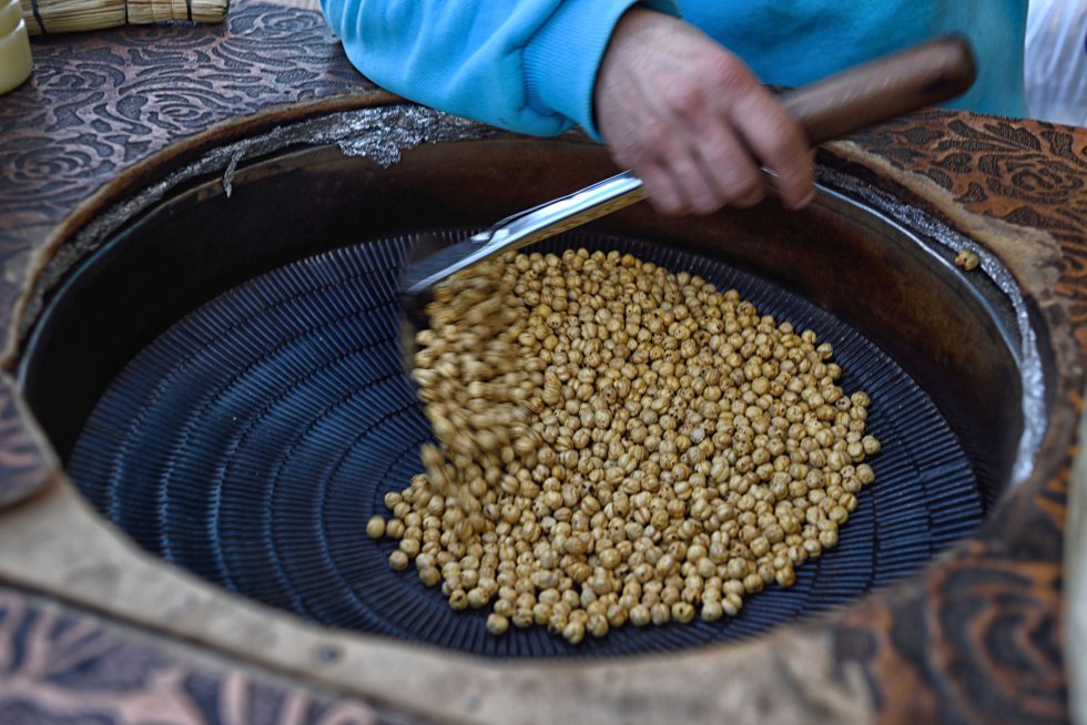 En Asia occidental y Europa oriental reina el garbanzo (648.000 toneladas anuales), seguido de cerca por las lentejas (529.000). Se considera que ambas legumbres tuvieron un gran impacto en el desarrollo de la civilización de Mesopotamia. Los garbanzos y las habas están presentes en recetas típicas y hoy muy conocidas en todo el mundo como el hummus o el falafel. En la imagen, garbanzos en un puesto callejero de Estambul (Turquía).