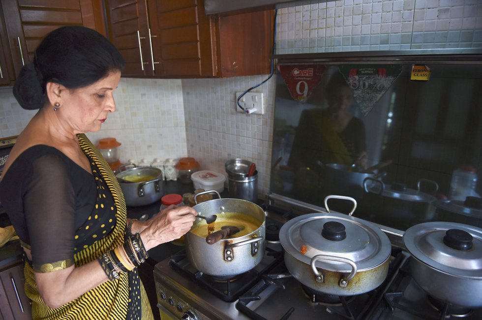 En Asia del Sur y el Sudeste asiático los garbanzos y los frijoles se reparten la cabeza en la producción de legumbres, con 9,7 y 8,8 millones de toneladas. En el Sudeste, la predominancia de los mungos y la importancia de la soja han creado un escenario leguminoso distinto. En Pakistán, por ejemplo, las legumbres secas como el garbanzo son la fuente de proteína vegetal más importante de la población. En India, el segundo productor mundial de alubias secas y el país con más tasa global de vegetarianismo (entre el 30% y el 40% de su población), las legumbres son indispensables para que cientos de millones de personas cubran sus necesidades proteicas. En la imagen, la chef paquistaní Zubaida Tariq prepara lentejas amarillas con soja.