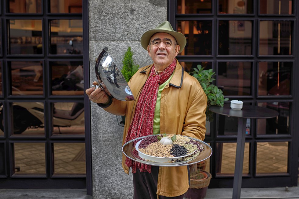 En Europa han confluido variedades de legumbres de todo el mundo que han acabado consolidándose en las tradiciones gastronómicas de distintos países. Un país como España es hoy una referencia, tal vez no tanto por sus volúmenes de producción (nada que hacer con lugares como India o Canadá), sino por su riqueza y calidad, su diversidad y su influencia en la cocina tradicional. Alubias de Tolosa o La Bañeza, judión de la Granja, cocido madrileño o montañés, puchero canario, mongetas del Ganxet o fabada asturiana... Por contra, en países como Alemania los platos protagonizados por legumbres son francamente escasos. En la imagen, el chef Abraham García del madrileño restaurante Viridiana.