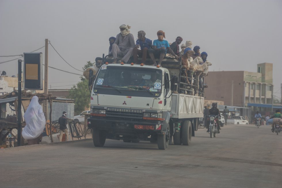 Aunque los migrantes se muestran poco visibles durante su parada en Agadez, la ciudad es un buen ejemplo de dinamismo, viajeros, trabajadores o nuevos buscadores de oro que se desplazan a distintas zonas del desierto en busca del producto más preciado.