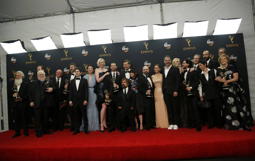 Los actores y productores de 'Juego de Tronos' tras recoger su Emmy a mejor drama, que les coloca, con 38 premios, como la serie más premiada de la historia.