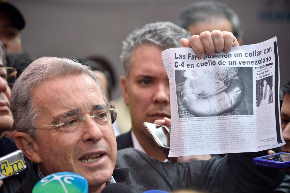 El expresidente Álvaro Uribe habla a los medios después de votar, en Bogotá.