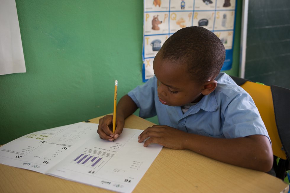 Dentro del programa de alimentación escolar dominicano hay escuelas en las que los estudiantes reciben solo almuerzo y otras en las que se les sirven tres comidas. La provincia de Monte Plata es una de las más vulnerables del país, y en la escuela de El Mirador los alumnos reciben tres comidas. Esto libera a sus familiares para otras tareas (algunas madres han comenzado a estudiar), supone un desahogo económico y garantizan una nutrición adecuada para los niños, que solo así pueden tener la oportunidad de alcanzar un rendimiento escolar óptimo.