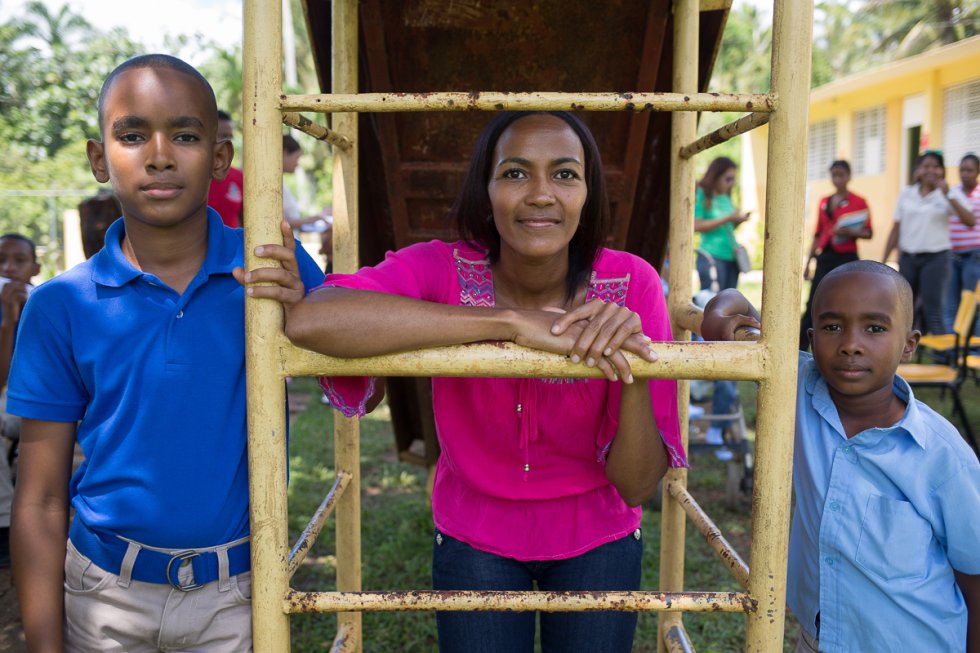 La presidenta de la asociación de padres de la escuela El Mirador, con sus dos hijos. Las madres se implican en el programa controlando que los alimentos que se reciben en la escuela están en buen estado y se prestan para cocinarlos y asistir en el comedor.