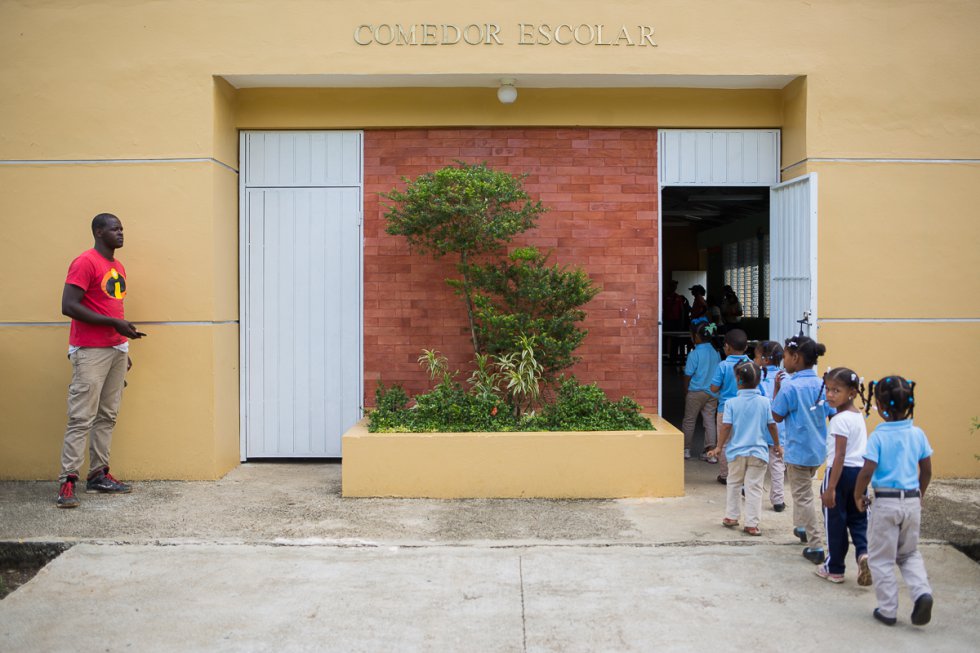 Los niños entran en fila al comedor escolar de una escuela en la provincia de Monte Plata en República Dominicana. Los técnicos del Instituto Nacional de Bienestar Estudiantil insisten en los buenos hábitos sanitarios a la hora de comer, como el lavado de manos.