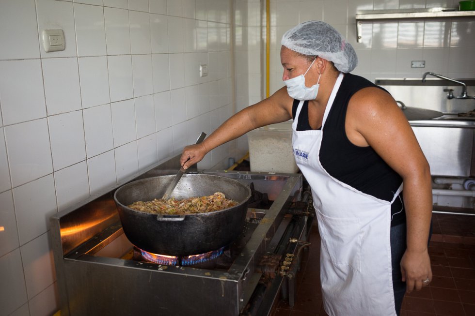 El Instituto Nacional de Bienestar Estudiantil controla que la variedad de alimentos y las raciones cumpla con los requisitos nutricionales de los niños.