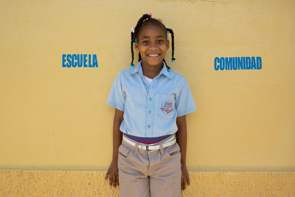 Valeria Germán Villanueva tiene 10 años y es alumna de la escuela El Mirador, de la provincia de Monte Plata. Este centro, que atiende a una comunidad pequeña y por ello tiene alumnos de todas las edades y un puñado de docentes, es uno de los que desarrolla el programa de alimentación escolar por el que los alumnos reciben desayuno, comida y merienda financiados por el Estado.