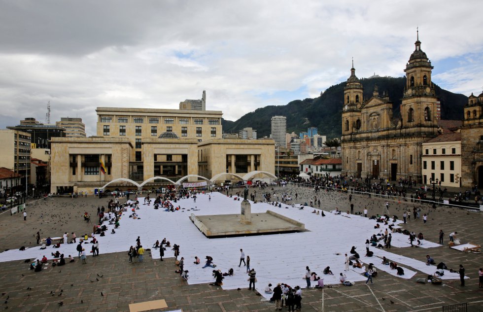 Fotos: Doris Salcedo Cubre La Plaza Bolívar De Bogotá De Blanco Por La ...