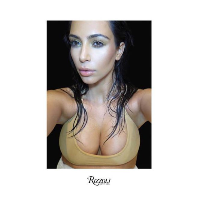 Kim Kardashian publicó en 2015 un libro de 'selfies', compuesto por más de sus mejores 300 autorretratos, por algo la llaman la reina de Instagram. El ejemplar, 'Selfish', cuesta 18 euros y la foto elegida para la portada es un vaticinio de lo que el lector se encuentra en el interior. A finales de octubre de este año, se anunció una reedición del ejemplar que contendrá nuevos retratos de 2015 y 2016.