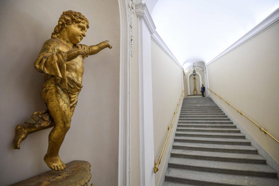 Con la ausencia de Francisco, los habitantes de Castel Gandolfo se habían quedado algo resentidos ya que el turismo ha bajado considerablemente y esperan que esta iniciativa vuelva a atraer a los visitantes. En la imagen, vista del tramo de escaleras que conducen al apartamento privado del Papa.