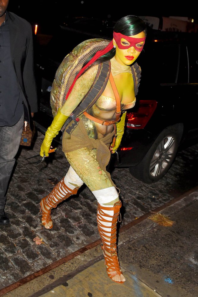 halcón Frente al mar Penetrar Fotos: Los mejores disfraces de los famosos en Halloween, del esqueleto de  Kardashian a Rihanna como Tortuga Ninja | Estilo | EL PAÍS