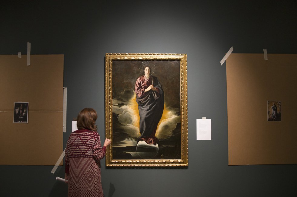 Una técnico mira la obra de Velázquez 'Inmaculada Concepción', que formará parte de la exposición 'Velázquez, Murillo, Sevilla', que se abrirá al público el 8 de noviembre en la Fundación Focus.