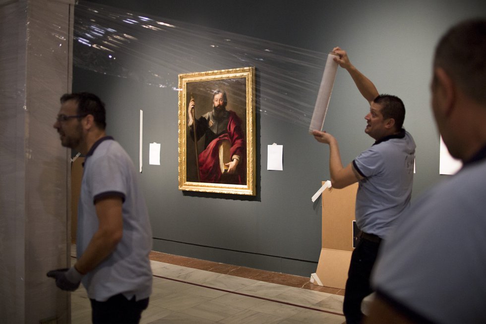 La obra de Murillo 'Santiago Apóstol', que formará parte de la exposición 'Velázquez, Murillo, Sevilla', en la pared de la Fundación Focus.