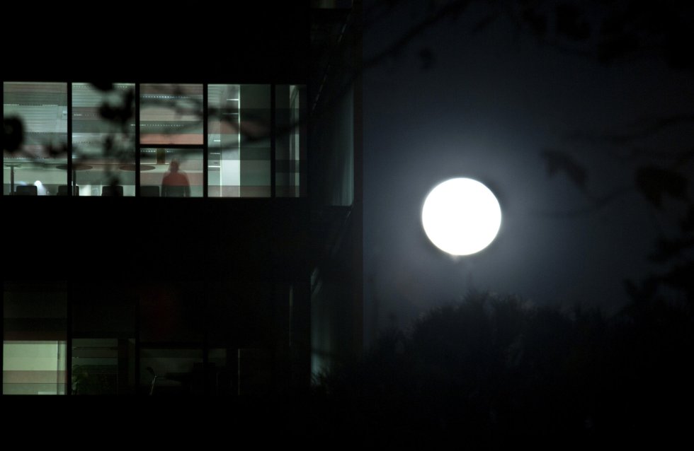 La Superluna en una zona de oficinas de la capital de España.