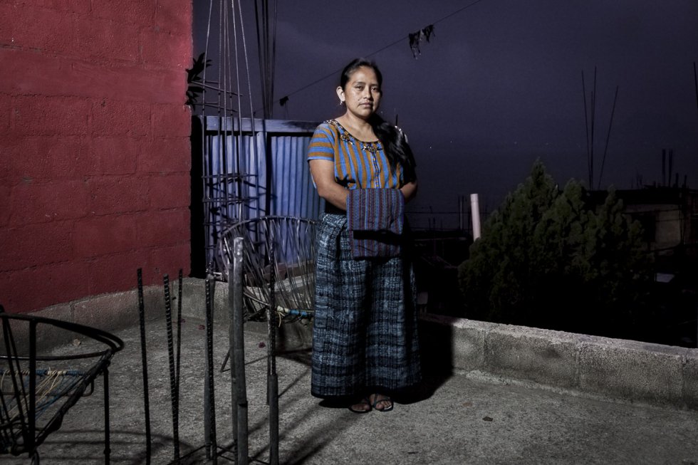 Elvira Carolina Pérez Cúmez tiene 35 años y es activista en defensa de los derechos de la mujer indígena. Durante su etapa en un colegio de Quetzaltenango, uno de sus compañero la discriminó y humilló públicamente por su identidad indígena tachándola de 'india'.