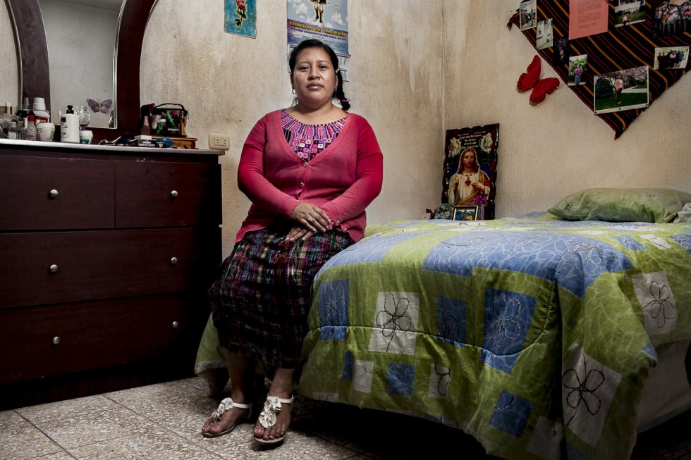 Lilian Karina Xinico, de 33 años, es originaria de la comunidad de Chipiacul en Patzún, Chimaltenango. Es la segunda de cuatro hermanas y proviene de una familia que se dedicaba a la agricultura. Afirma que ser mujer la marcó desde pequeña, en la actualidad sufre discriminación cada que vez que va a la capital cuando sube a los autobuses, entra a un restaurante o en los días de universidad.
