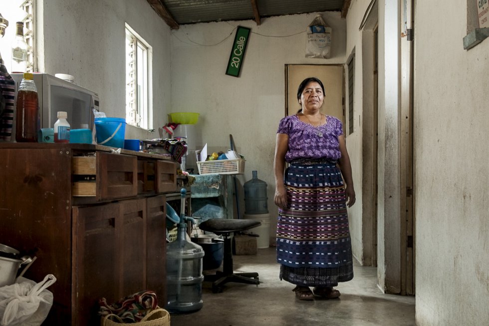 Encarnación Mendoza Quic tiene 46 años y vive en la Comunidad de San Juan La Laguna, Sololá. Es madre de cinco hijos, dos de ellos con síndrome de Down y el último de ellos acaba de perder la vista. Tiene su propia tienda de textiles y recuerdos que vende a los turistas que visitan el pueblo. Huérfana de madre y procedente de una familia de bajos recursos, acarrea sin ayuda la carga de dos hijos enfermos y el estigma de ser mujer indígena.